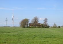 Historisches Bauernhaus und Windenergieanlage